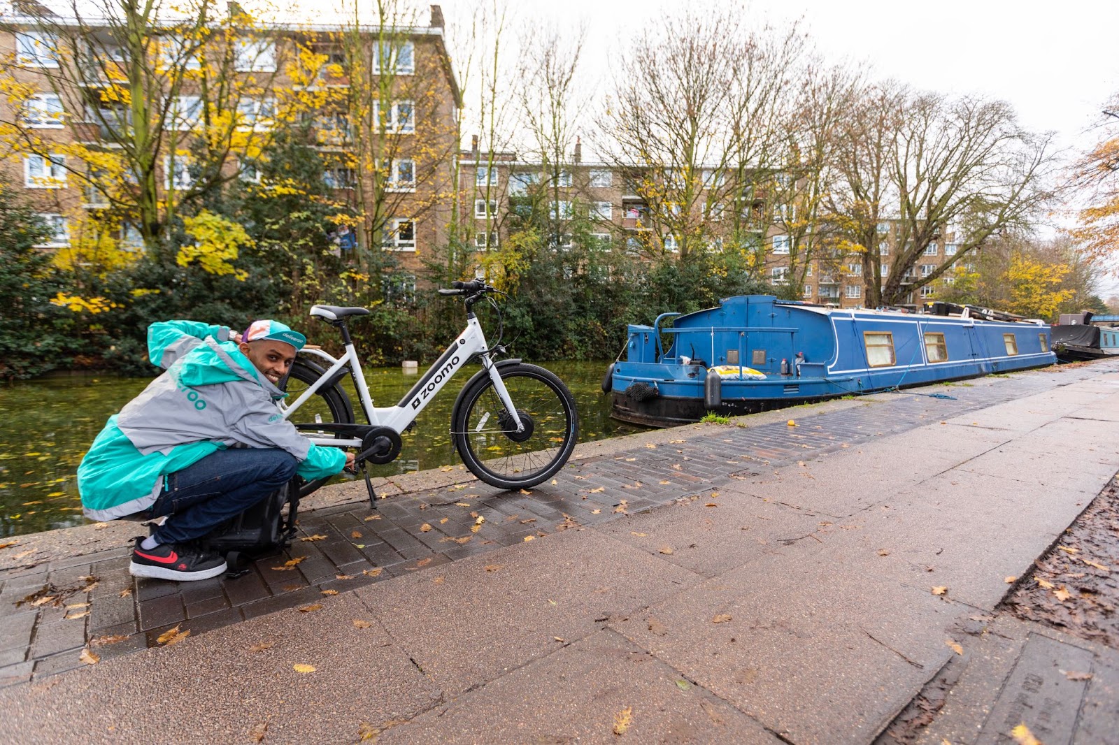 deliveroo rider with zoomo e-bike
